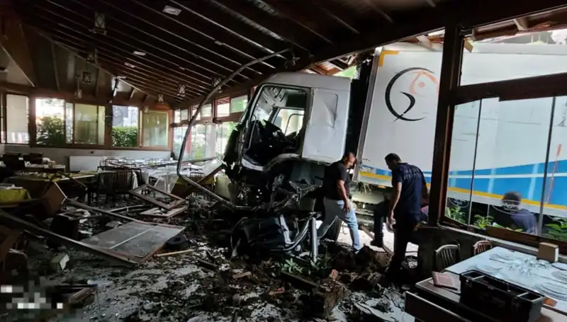 Freni Boşalan Kamyon Restorana Girdi: O Anlar Güvenlik Kamerasında