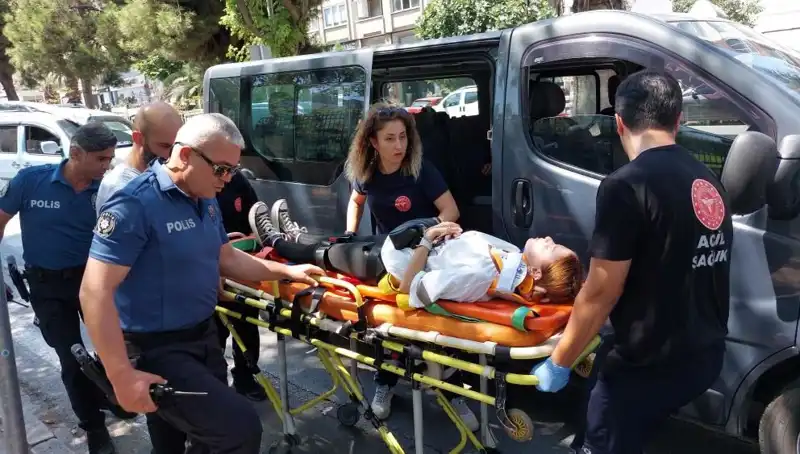 Samsun'da Minibüs Kazası: Kamyona Çarpan Araçta Yaralılar Var!
