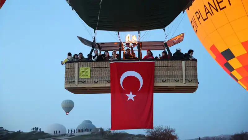 Kapadokya'da Bayram Neşesi: Balonlar 23 Nisan İçin Gökyüzünü Süsledi