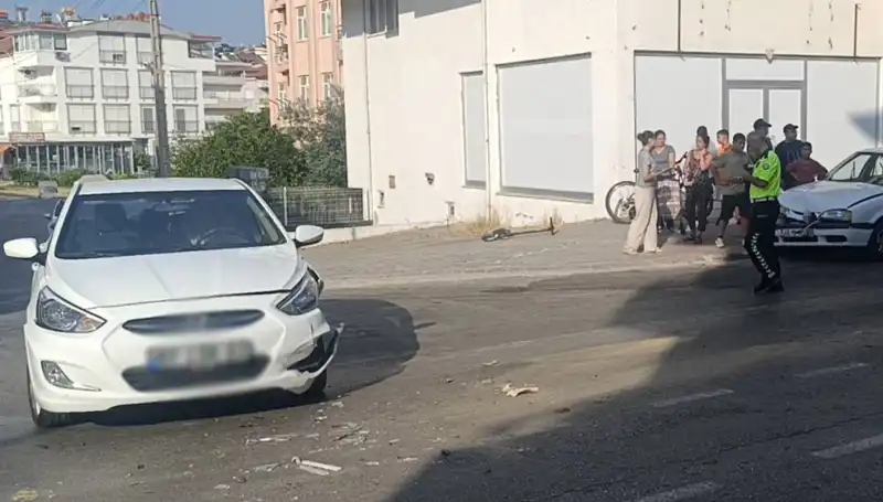 Antalya'da Trafik Kazası: İki Otomobil Çarpıştı, Yaralılar Hastaneye Kaldırıldı