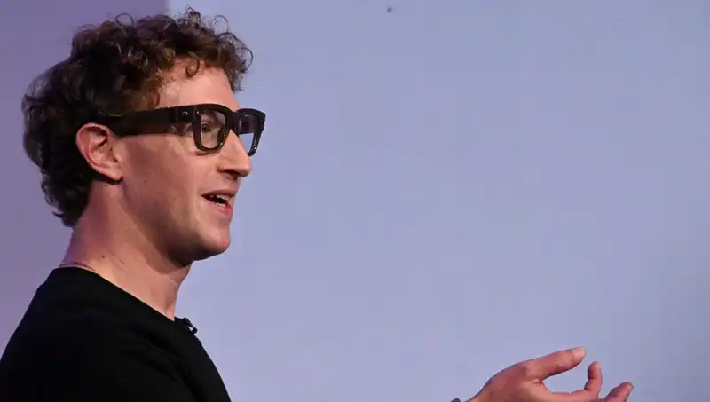Etkileyici Yenilik: Zuckerberg'un Yapay Zeka Destekli Gözlük Tanıtımı
