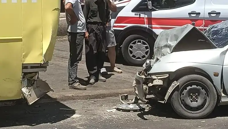 Halk Otobüsü ve Otomobil Çarpıştı: Yaralılar Hastaneye Kaldırıldı