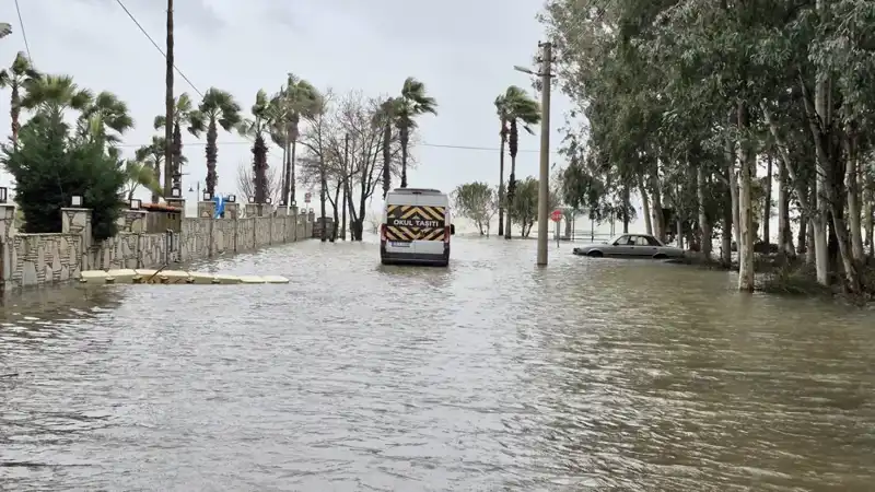 Göl Taşınca İlçe Sular Altında Kaldı: Araçlar ve Evler Suya Gömüldü
