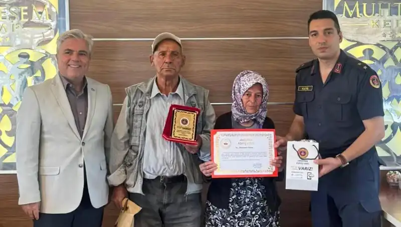 Tatsız Bir Duyguyu Hüzünle Paylaşan Aile, Evi Jandarmaya Bağışladı