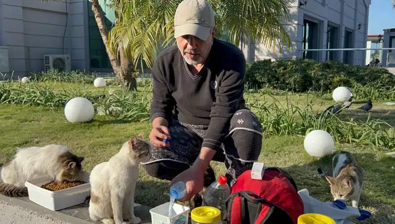 59 Yaşındaki Adamın Günde 8 Kilometre Yürüyüşü: Merhametiyle Örnek Oluyor