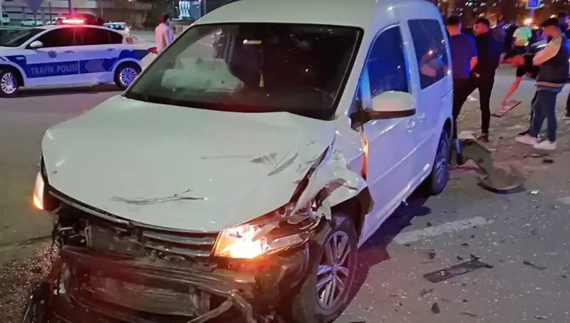 Batman’da Otomobil ve Hafif Ticari Araç Çarpıştı: 7 Kişi Yaralandı