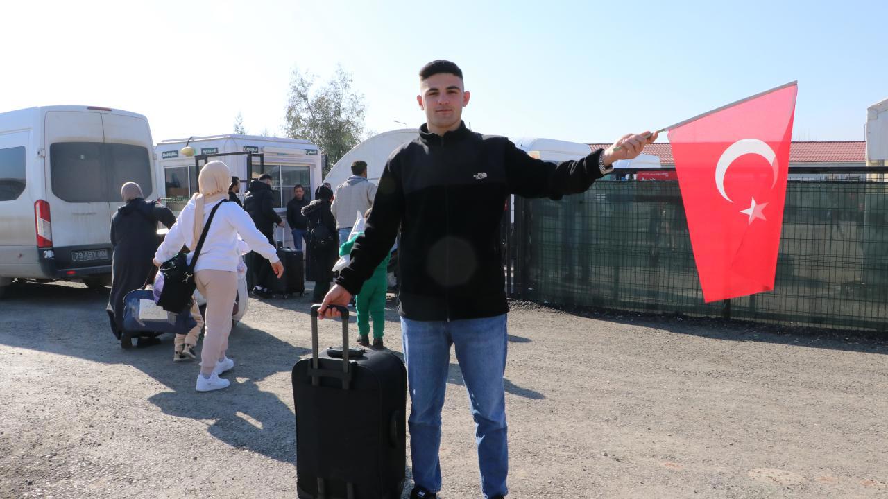 Suriye'ye Türk bayrağıyla dönen vatandaş: Evimin ortasına asacağım