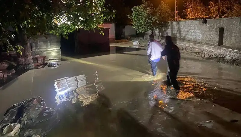 Şiddetli Yağışlar Sonrası Sel Felaketi: Bir Ev Çöktü, Üç Ev Boşaltıldı
