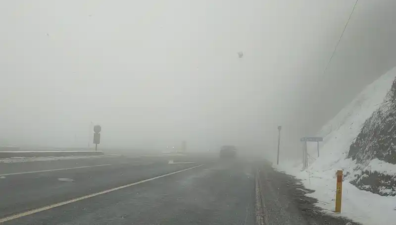 Bolu Dağı'nda Kar ve Sis Ulaşımı Etkiliyor: Sürücüler Dikkat!