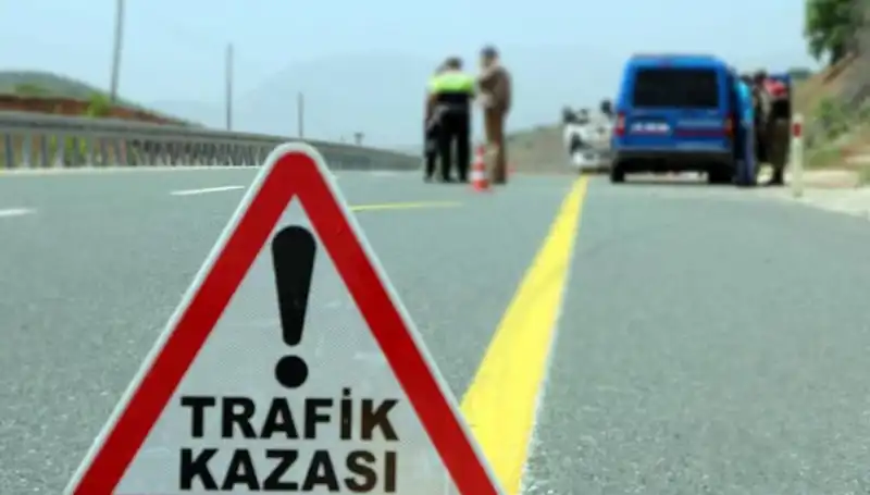 Otomobil ile Hafif Ticari Araç Çarpıştı: Altı Can Hayatını Kaybetti
