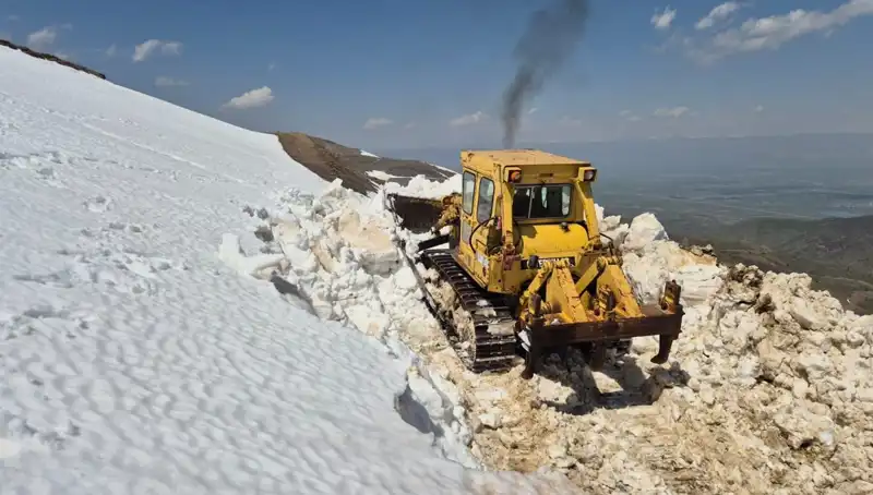 Nisan Ayında 2 Metreyi Aşan Karda Yol Açma Çalışmaları Başladı
