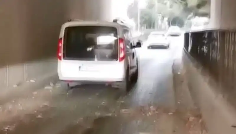 Trafikte Tüyler Ürperten Anlar: Beton Parçaları Araçların Üzerine Düştü