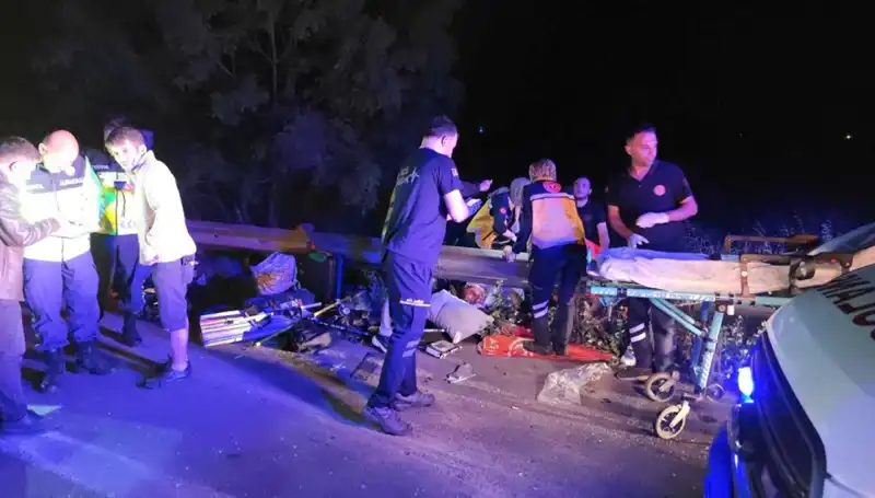 Minibüs Kazasında Savrulan Yolcular Aniden Hayatını Kaybetti