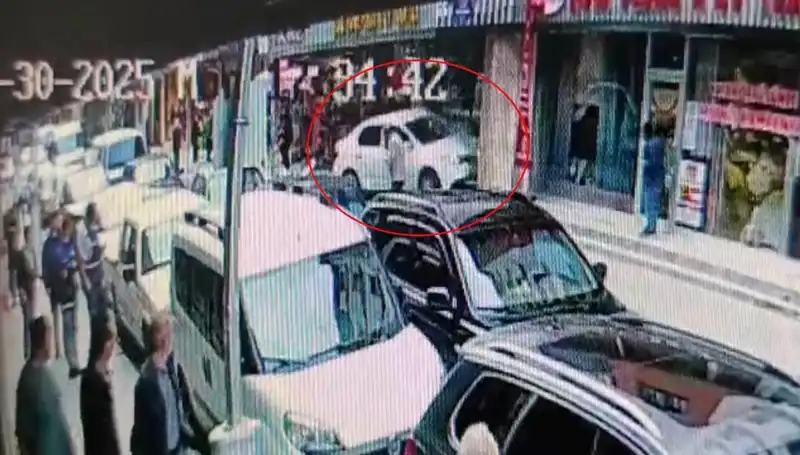 Alkollü Sürücü Mağazaya Daldı! İki Çocuk Kıl Payı Kurtuldu