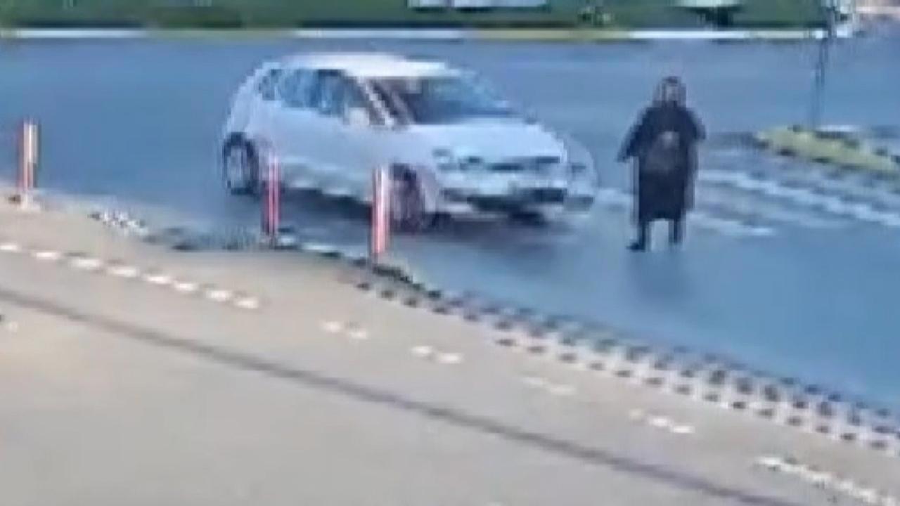Yardım Beklerken Araba Çarptı, İkinci Kazayı Yaşadı