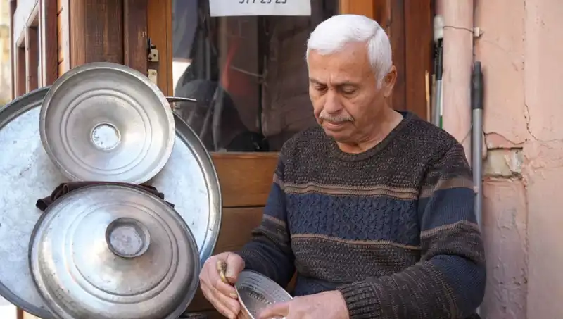 Geçmişin Gölgesinde Kaybolan Meslekler: "O Günleri Mumla Arıyoruz"