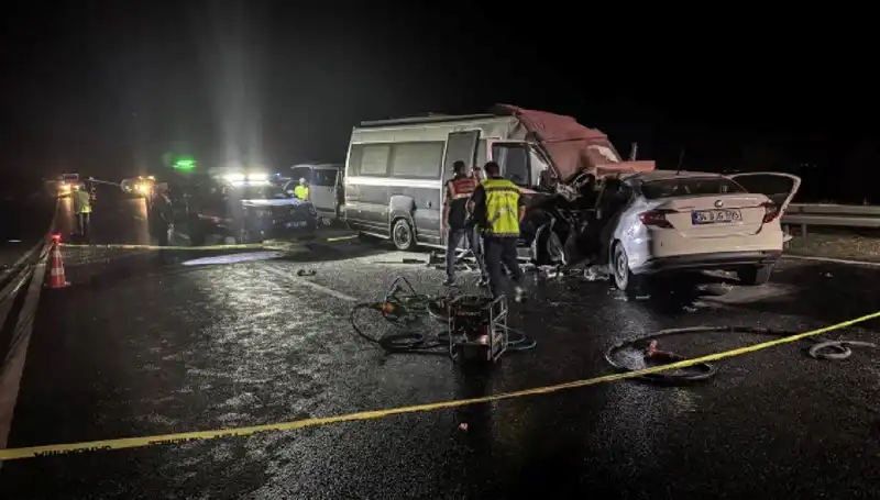 Minibüs Kazasında Yangın: 1 Kişi Hayatını Kaybetti, 1 Yaralı