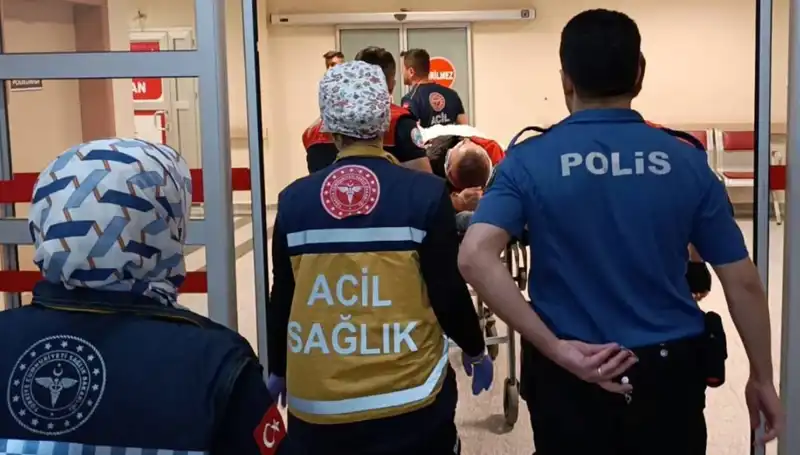 Polis Ekipleri Kaza Geçirdi: İki Yaralı, Olay Yeri İçi Dolu Kaos!