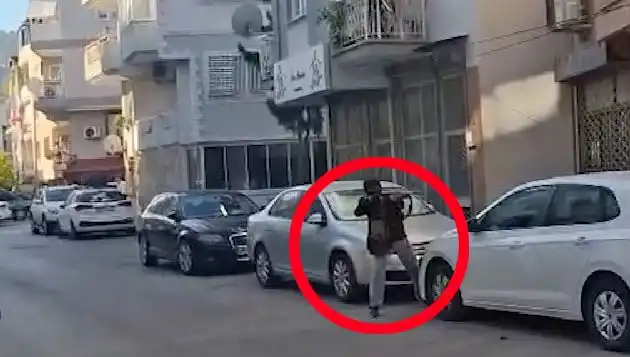İzmir'de Saldırganla Çatışma Anları: Güvenlik Güçleri Tehditlere Nasıl Yanıt Verdi?