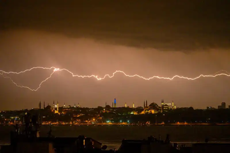 İstanbul'da Beklenmeyen Sıcaklık Düşüşü: Kar Beklentisi Kapıda