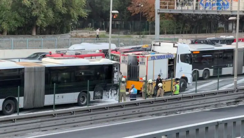 İstanbul Metrobüsünde Yangın: Trafik Tamamen Kilitlendi!