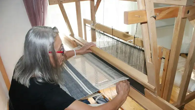 Eski Giysileri Yeniden Hayata Döndüren Yetenekli Sanatçı