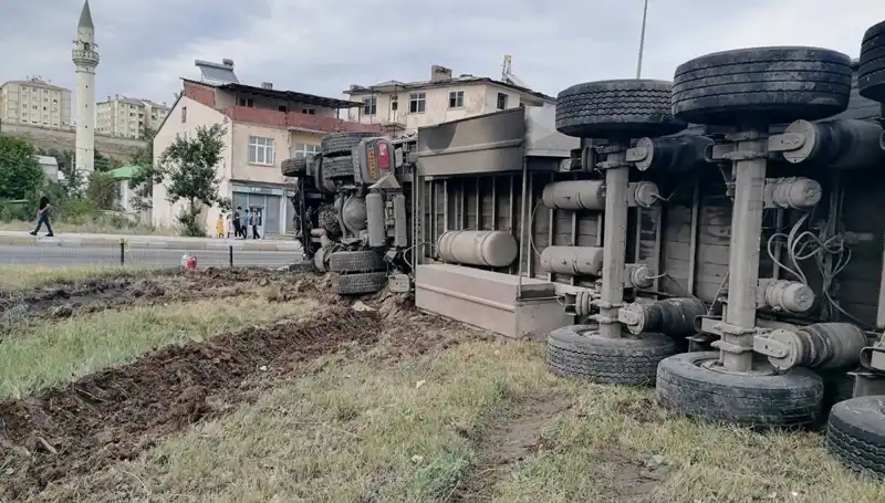 Erzurum'da Freni Boşalan TIR, Dehşet Saçtı: Bir Anda Korku Dolu Dakikalar