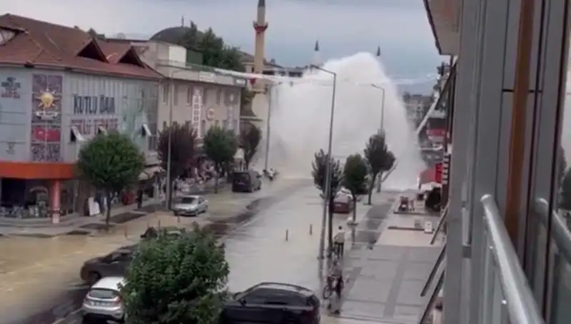 Su Hattı Patladı: Şehrin Ortasında Yükselen Su Klipleri Göz Doldurdu