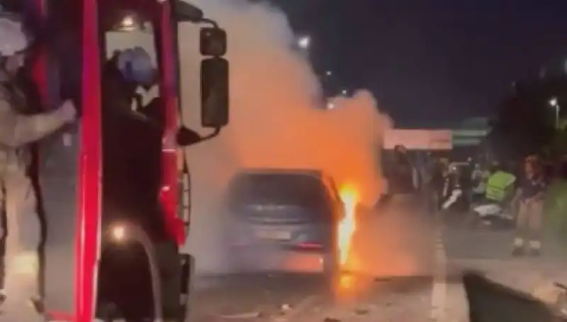 Otoyolda Bariyerlere Çarpan Araç Alev Alev Yandı: Sürücü Neyin Farkında Değildi?