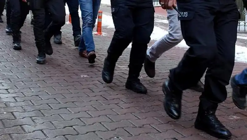 Antalya'da Silah Kaçakçılarına Baskın: 10 Gözaltı ve Büyük Miktarda Silah Ele Geçirildi!
