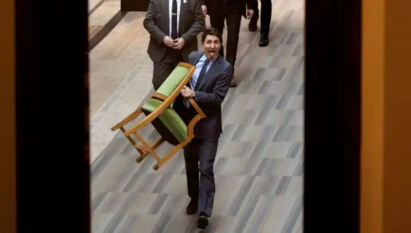 Trudeau, Sandalyeyi de Alarak Halktan Son Çizgiyi Çaldı!