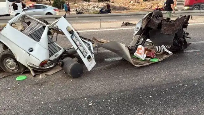 Bariyere Çarpan Araçtan Korkunç Manzara: Bir Ölü, Bir Yaralı