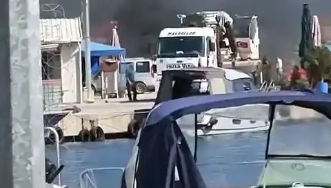 Tuzla Balıkçı Barınağında Yangın: Lastiklerde Alevler Yükseldi