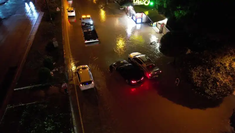 Adana'da Sağanak Yağış Neden Oldu? Cadde ve Yollar Sular Altında Kaldı