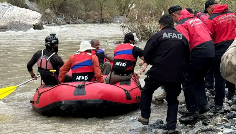 Zap Suyu Kenarında Mahsur Kalan Dört Kişinin Kurtarılma Operasyonu Başarıyla Tamamlandı