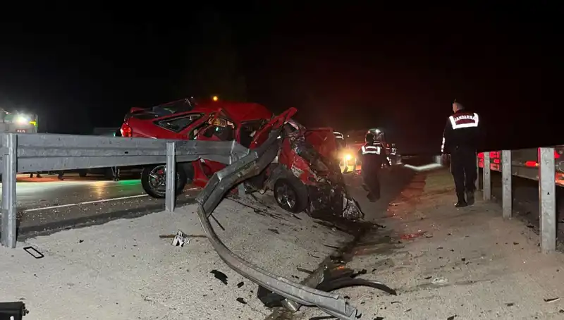 Bariyerlere Çarpan Otomobil Kaza Yeri Bitti: 2 Hayat Gitti