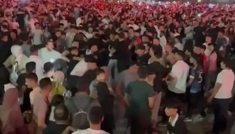 Konser Alanında Bıçaklı Kavga: Üç Kişi Yaralandı, Polis Olayı Soruşturuyor