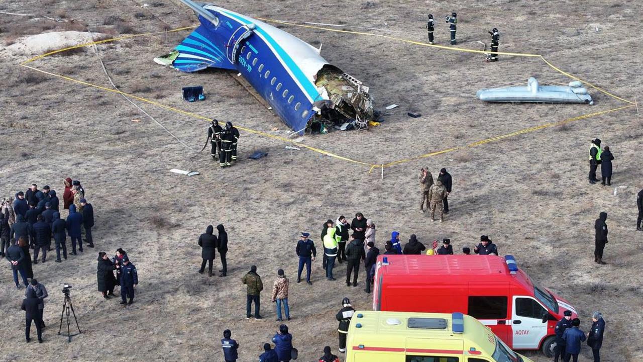 Kazakistan'da Azerbaycan'a Ait Yolcu Uçağı Düştü.