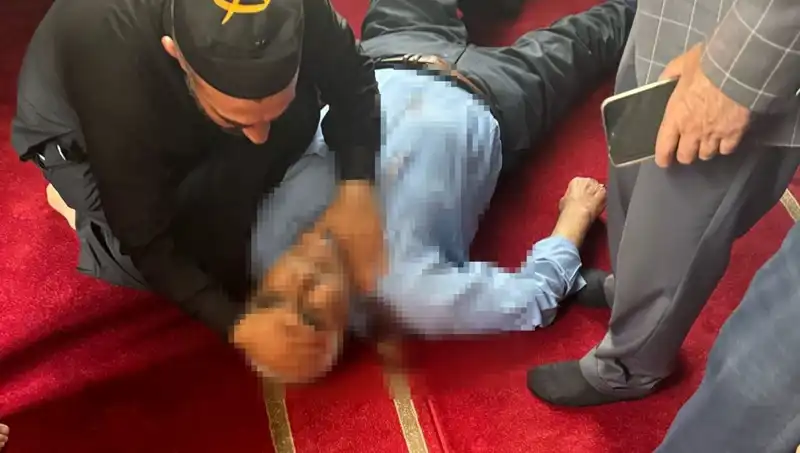 Camide Namaz Kılarken Bıçaklanan Adamın Hayat Mücadelesi