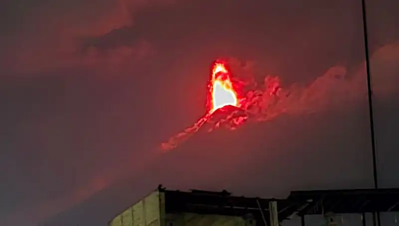 Fuego Yanardağı'ndan Patlama: 30 Bin Kişilik Tahliye İhtiyacı