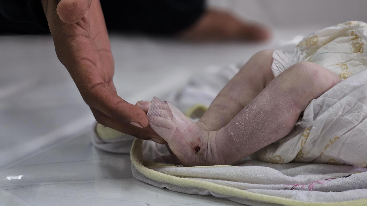 Gazze'de Nöbetçi Aileler Çocuklarını Soğuktan Koruyor