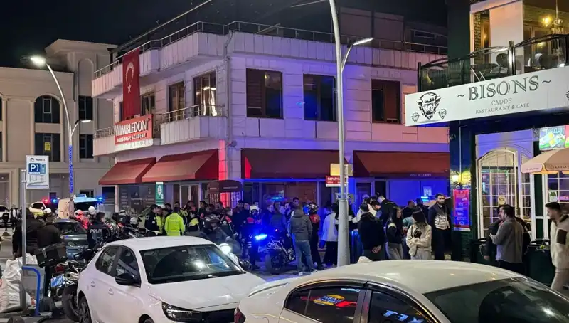 Kafe Önünde Havaya Ateş Açan Şahıs, Müdahale Eden Sahibine Bıçakla Saldırdı