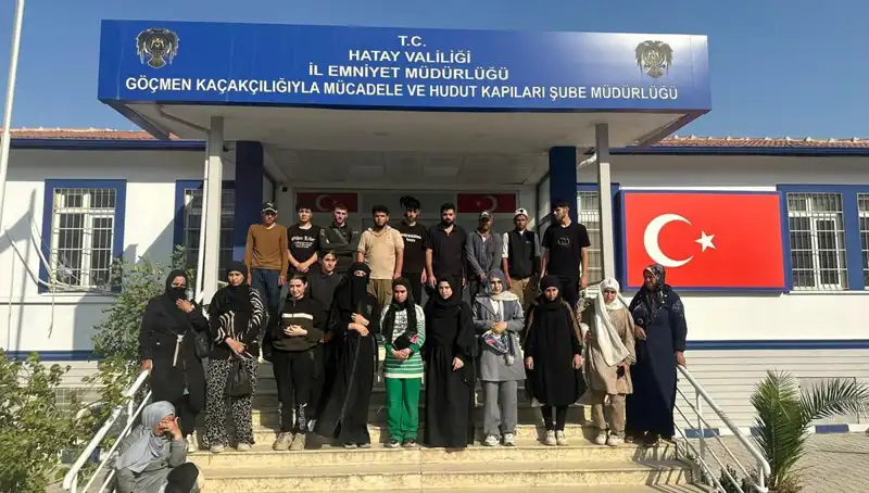 Minibüsle Türkiye’ye Geçmeye Çalışan 24 Göçmen Yakalandı
