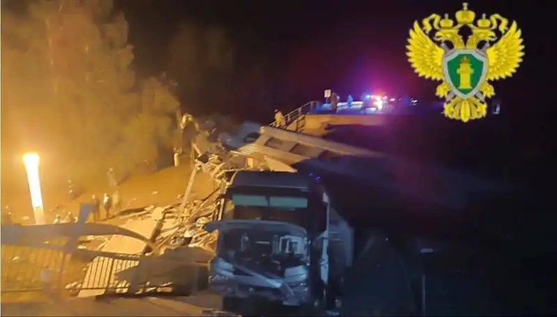 Rusya'da Şok Edici Olay: İki Köprü Çöktü, Tren Raydan Çıktı