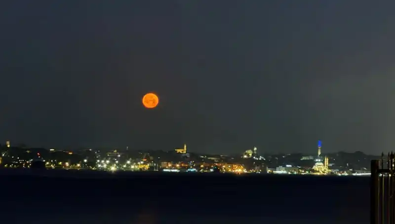 İstanbul'da Çilek Dolunayı Nefes Kesen Güzellikte Görüntüler Sundu