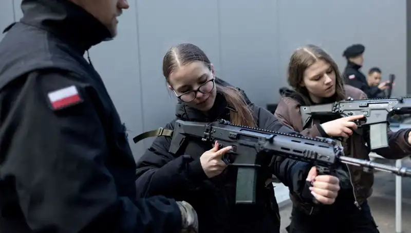 Polonya Savaşa Hazırlanıyor: Siviller Askeri Eğitime Katılıyor