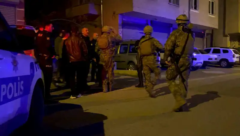 Tüfekle Balkondan Ateş Açan Şahıs Kendini Eve Kilitledi