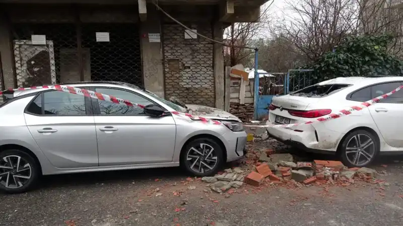 İstanbul’da Dört Katlı Binada Balkon Ç çöktü, Yaralılar Var!