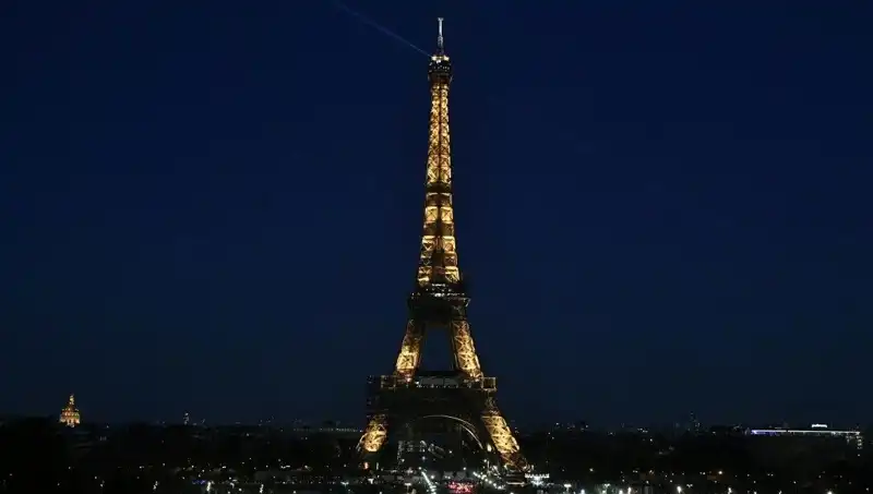 Eyfel Kulesi'ne Saldırı Planlayan İki Kişi Paris'te Tutuklandı