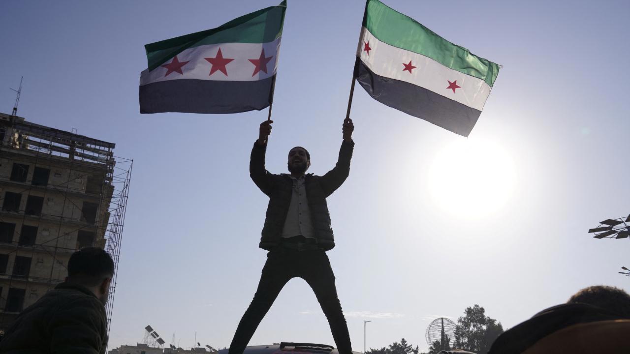 Suriye'de Esed rejimi devrildi: Halk kutlamalarla coşkulu